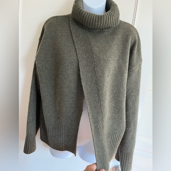 4th & Reckless Tanna
Roll Neck Jumper in Olive Green - Picture 6 of 14
